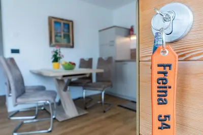 an orange tag on a door with a kitchen at Lüch de Corona in Frena