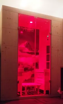 a room with a red door with a bench in it at Lüch de Corona in Frena