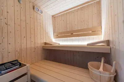 a small sauna with a window and wooden shelves at Apartments Am Platzl Living in Laion