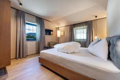 a hotel room with a large bed with white pillows at Apartments Am Platzl Living in Laion