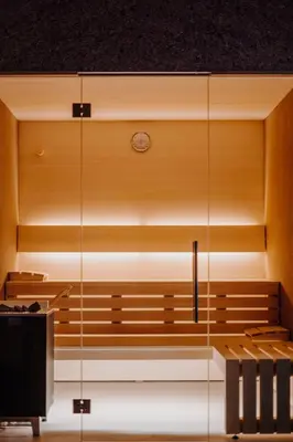 a room with a bench with a clock on it at die Waltraud im Refugium Rochus in Pianizza di Sopra
