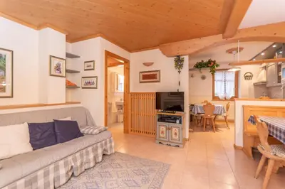 a living room with a couch and a tv at Casa Soreje in Mazzin