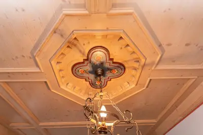 a ceiling with a chandelier hanging from it at Casa Soreje in Mazzin