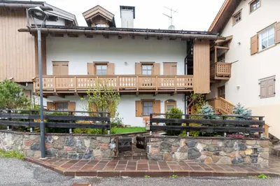 a house with a balcony on the side of it at Casa Soreje in Mazzin