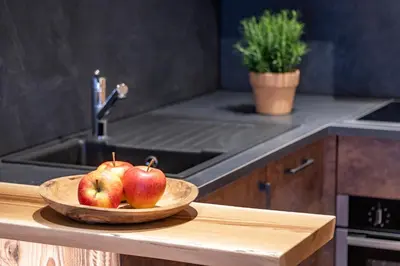 two apples in a bowl on a counter in a kitchen at Ursulas Idyll in Saltusio