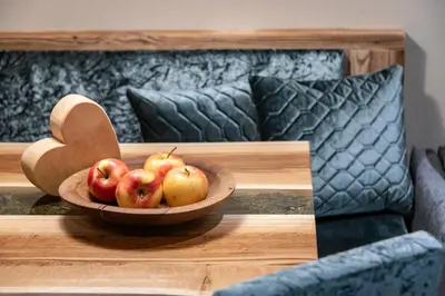 a bowl of apples sitting on a table at Ursulas Idyll in Saltusio