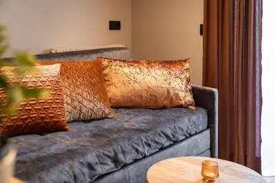 a couch with pillows and a table in a room at Ursulas Idyll in Saltusio