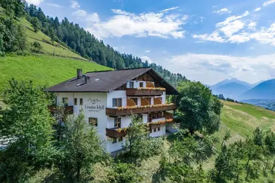 an image of a hotel on a hill at Ursulas Idyll in Saltusio