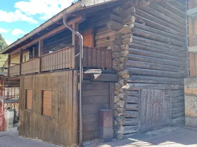 a log cabin with a balcony on the side of it at El Fienil in Mazzin