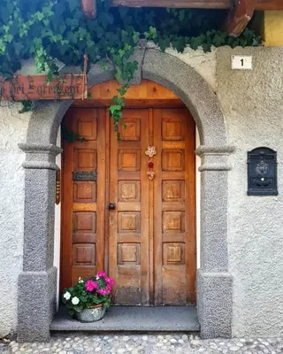 an entrance to a building with a wooden door at Casa Gianmoena in Cavalese