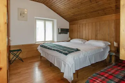 a bedroom with a large bed in a room at Spazioso appartamento centrale con wi-fi in Cortina dʼAmpezzo