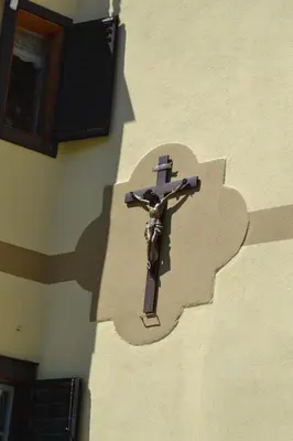 a cross on the side of a wall at B&B La Tana dell'Orso - Die Bärenhöhle in Castello di Fiemme