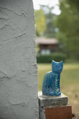 a blue figurine of a cat sitting on a wall at La Villa del Barone in Predaia