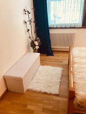 a white bench in a room with a white rug at Appartamento El Feudo in Tesero