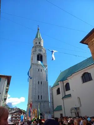 a crowd of people standing in front of a clock tower at Appartamento Vale e Schena Cortina D'Ampezzo in San Vito di Cadore