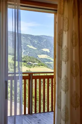 a bedroom with a large bed with a wooden headboard at Ferienwohnung am Kernhof - Neues Apartment in ruhiger Lage mitten in der Natur - ideal für Paare, Familien, Gäste mit Hunden in Fiumes