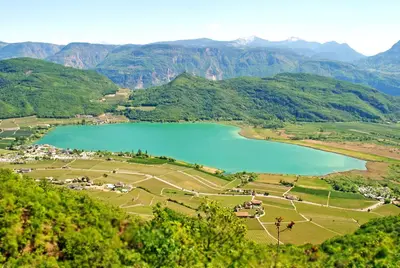 a view of a lake with mountains in the background at Ferienwohnung Seespiegel direkt am Kalterer See in Caldaro