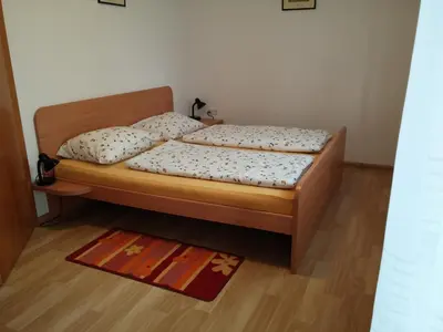 two twin beds in a room with a rug at Ferienwohnung Winklerhof in Lana