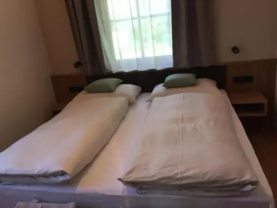 two twin beds in a room with a window at Alexander Mountain-Lodge in San Vigilio Di Marebbe