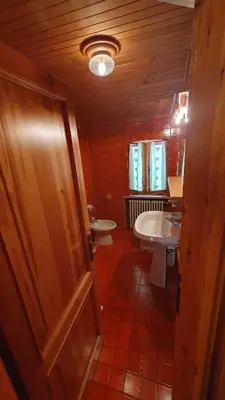 a small bathroom with two sinks and a mirror at Appartamenti Nonno Gianni in Rocca Pietore