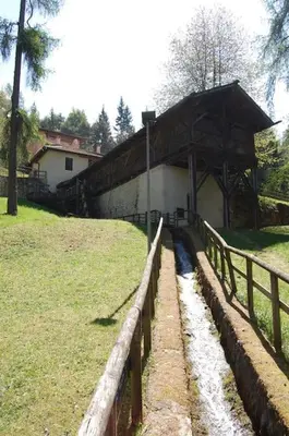 a wooden fence in front of a building at Casa Corgol con vista lago e montagne in Predaia