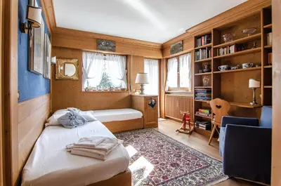 a small room with a bed and a tub in it at Splendido appartamento a due passi dal centro con terrazza e garage in Cortina dʼAmpezzo