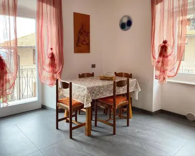 a dining room with a table and chairs and a window at Casa vacanze Da Bianca in Castelfondo