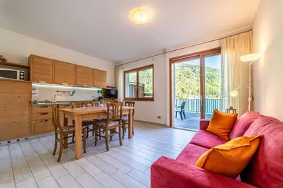 a bedroom with a large bed with a window at Chalet Al Lago in Masarè
