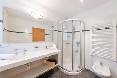 a bathroom with two sinks and a shower at Tommelehof in Lagundo