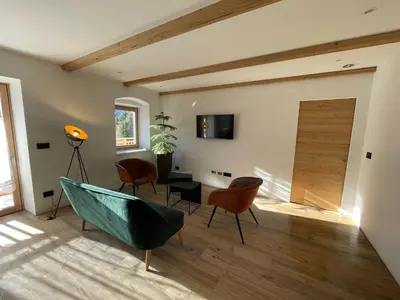 a living room with a green couch and chairs at Appart-Chalet Litegosa in Panchia