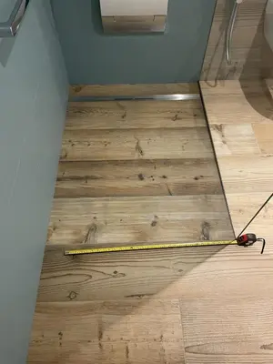 a yellow hose on a wooden floor in a room at Appart-Chalet Litegosa in Panchia