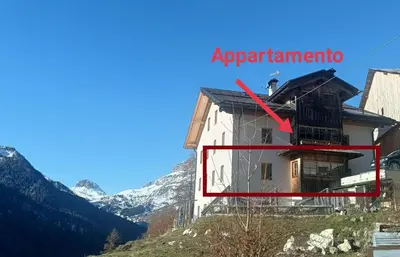 a building with a red arrow pointing to an apartment at Appartamento Robert Arabba in Livinallongo del Col di Lana