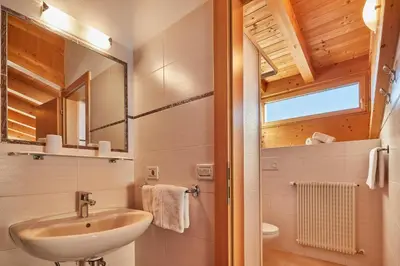 a bathroom with a sink and a mirror at Garni Reutlingen in Colfosco