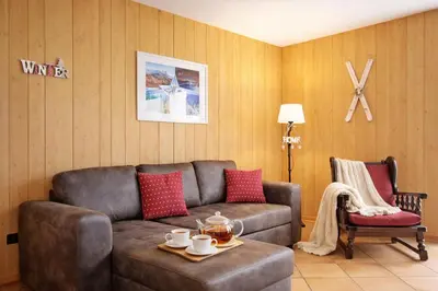 a room with two bunk beds and a window at CASA DOLOMIA - 3 camere, 2 bagni, parcheggio Dolomiti Affitti in Cavalese