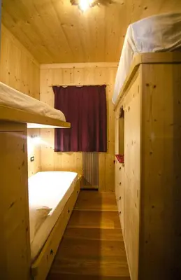 a room with two bunk beds and a window at Villa Lucente in Alvera