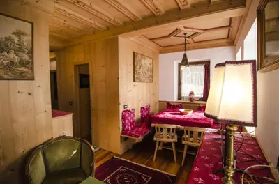 a room with a table and chairs and a lamp at Villa Lucente in Alvera