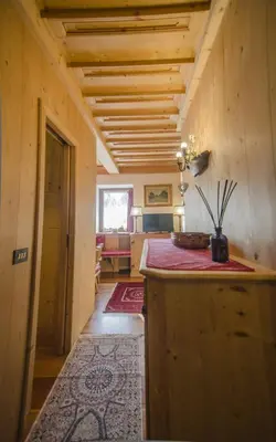 a room with a kitchen with a counter in a room at Villa Lucente in Alvera