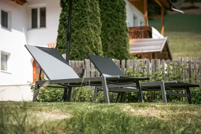 two chairs sitting in the grass in a yard at Felda Appartements in Lappago