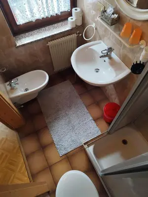 an overhead view of a bathroom with a sink and toilet at Pizzeria Marmolada Camere in Sottoguda