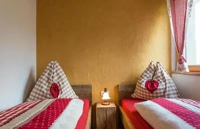 two beds sitting next to each other in a room at Sonngartenhof in Termeno
