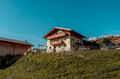 a house on the top of a hill at Proderhof in Feldthurns