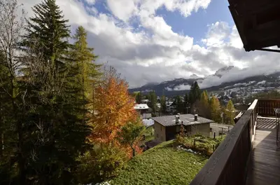 a balcony of a house with a view of a mountain at One bedroom apartment on the promenade in Maion