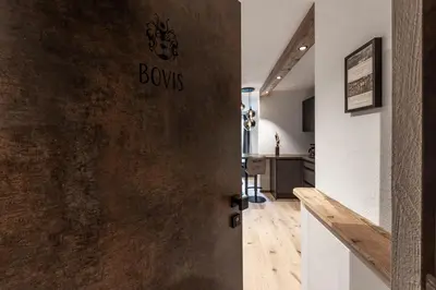a room with a door with the words bowls on it at Moarhof - Apartments and moar in Varna