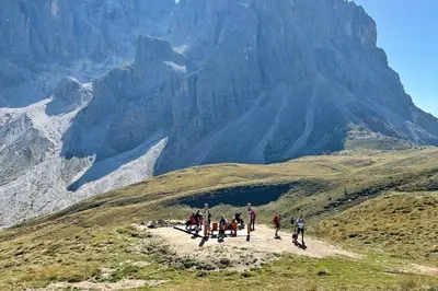 a group of people walking on a mountain trail at Chalet Erika: che vista! in San Martino di Castrozza