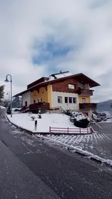 a house on the side of a road with snow at Casa vacanze a Romeno in Romeno