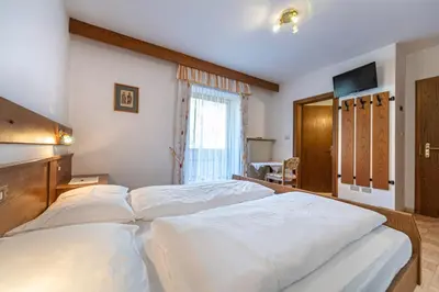 a bedroom with two beds and a window at Zilli Rooms in Laion