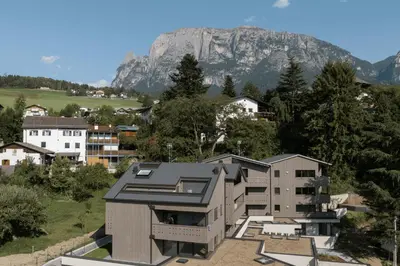 a house in a city with a mountain in the background at Apartment Malfi in Fiè