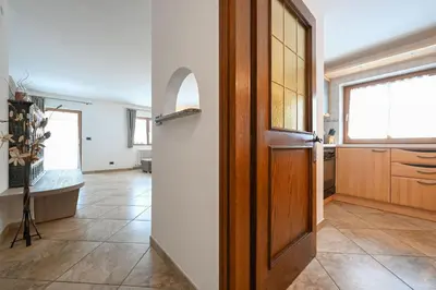 an open door in a room with a kitchen at Casa Lief in Mazzin