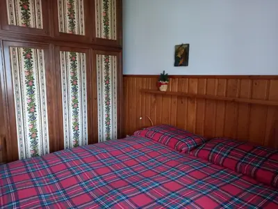 a bed with two red pillows in a bedroom at Villa Aurora in Pocol
