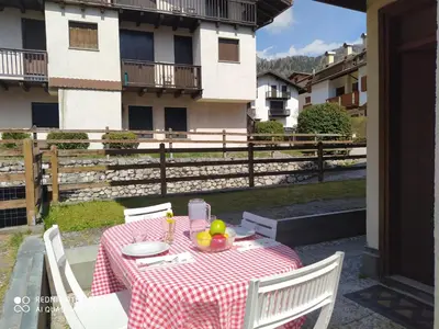 a table with a red and white checkered table cloth at La casa dello scoiattolo primierotto in Tonadico